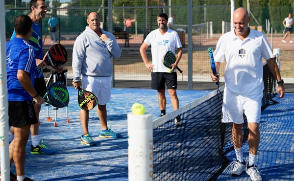 Cédric Carité pendant une session de formation sur un cours de Padel