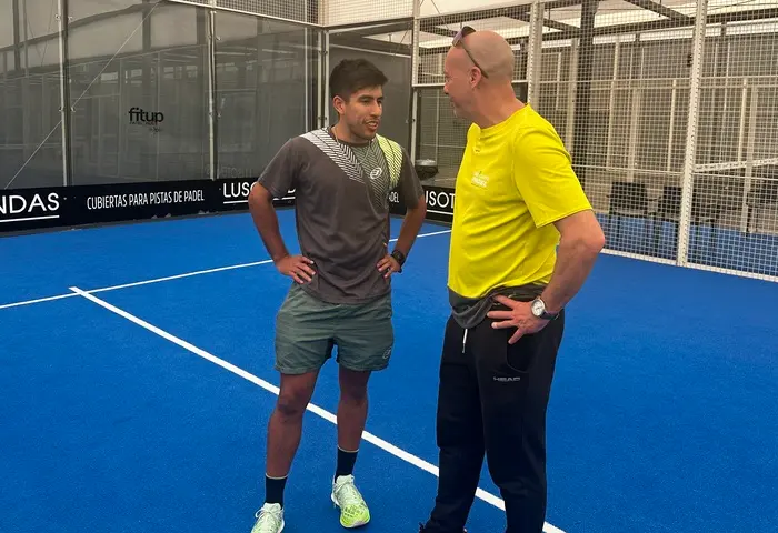 Photo de Chingotto et Cédric Carité sur un terrain de Padel