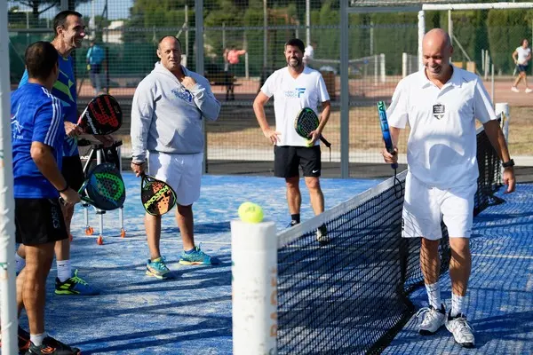 Cédric Carité pendant une session de formation sur un cours de Padel